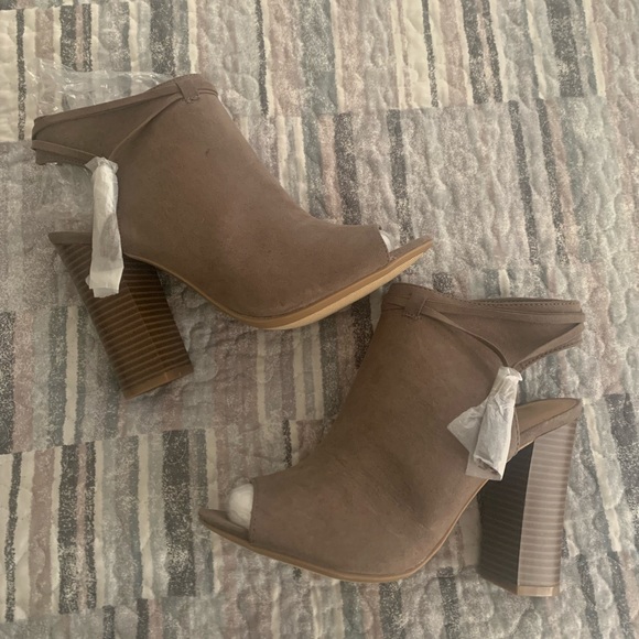 BAMBOO Shoes - Tan Suede Booties 💕